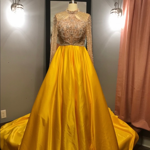 Ashley Lauren Couture - Picture 1 of 1